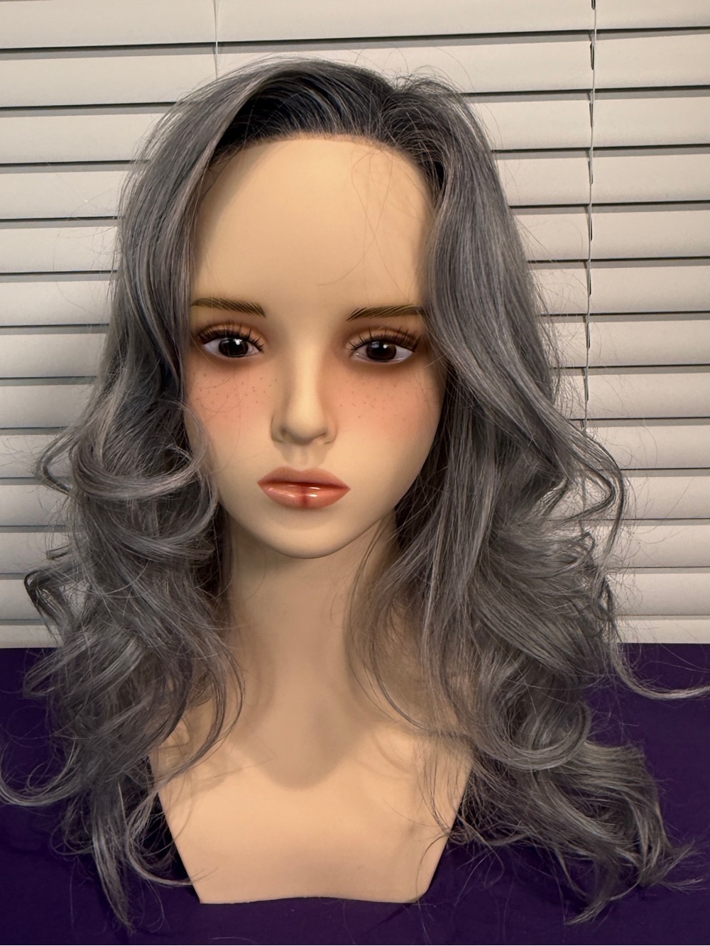 Gray Wavy Synthetic Wig for Women - Stylish Shoulder-Length